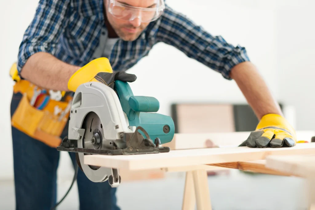 carpenter-working-with-circular-saw_329181-3764