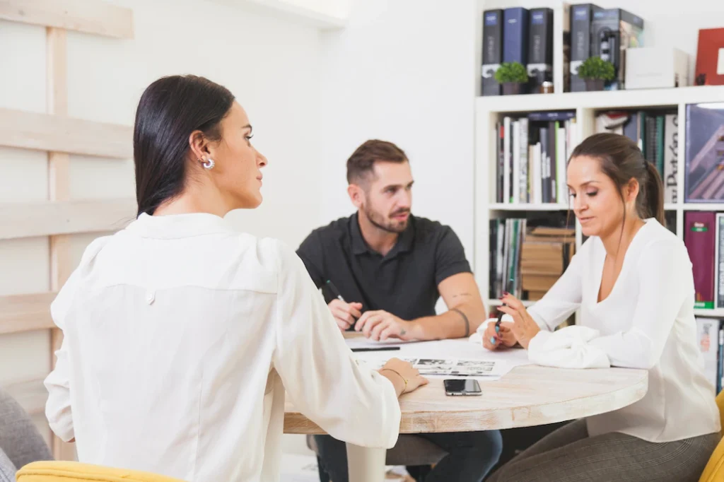 workers-communicating-meeting_23-2147727652